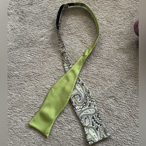 This stylish bowtie can be worn on either side.